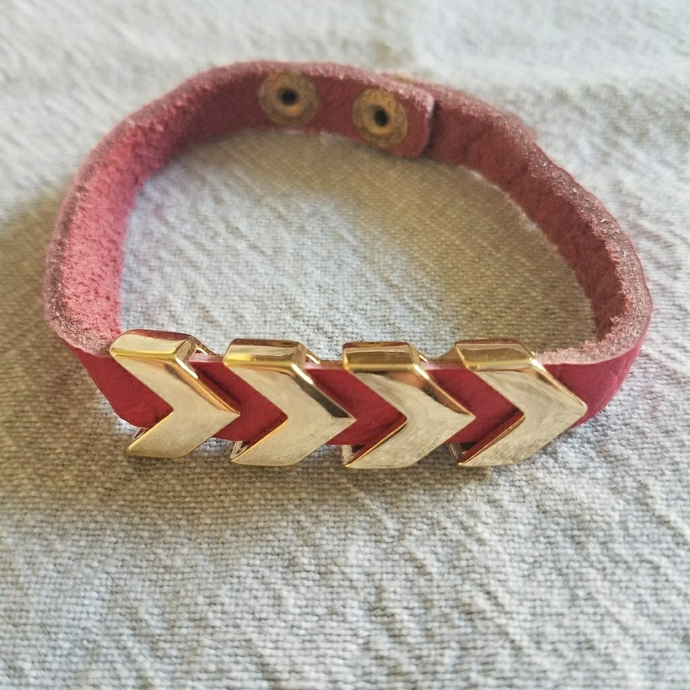 LEATHER ARROW BRACELET- PINK